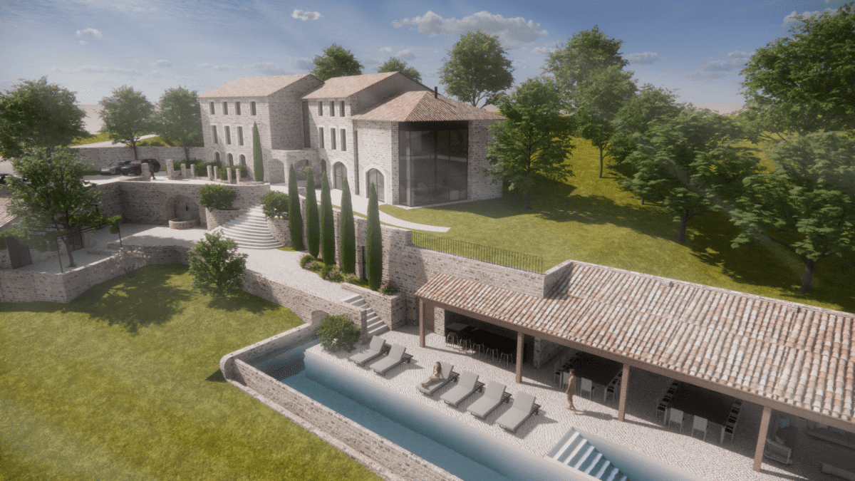 Complexe de bâtiments en pierre avec toit de tuiles, comprenant piscine, terrasse avec transats et salle à manger extérieure, intégré dans un paysage verdoyant vallonné sous un ciel bleu.